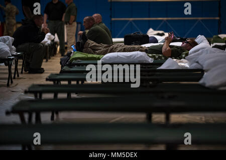 Membri provenienti da vari legge federale Le agenzie di applicazione di riposo e di relax prima di distribuire alle zone colpite dall'uragano Irma, Sett. 10, 2017, a Moody Air Force Base, Ga. Moody Air Force Base ha ospitato circa 400 membri provenienti da 14 diverse agenzie federali che saranno distribuite a condurre la sicurezza o la ricerca e missioni di soccorso in aree effettuata dall uragano Irma. (U.S. Air Force foto di Airman 1. Classe Daniel Snider) Foto Stock