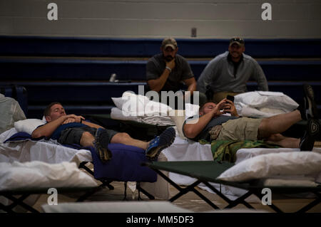 Membri provenienti da vari legge federale Le agenzie di applicazione di riposo e di relax prima di distribuire alle zone colpite dall'uragano Irma, Sett. 10, 2017, a Moody Air Force Base, Ga. Moody Air Force Base ha ospitato circa 400 membri provenienti da 14 diverse agenzie federali che saranno distribuite a condurre la sicurezza o la ricerca e missioni di soccorso in aree effettuata dall uragano Irma. (U.S. Air Force foto di Airman 1. Classe Daniel Snider) Foto Stock