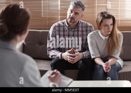 Premuto donna e marito di parlare con terapista per coppie Foto Stock