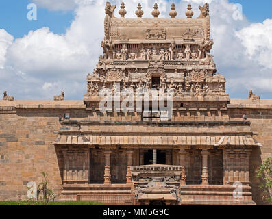 Portale di ingresso, o 'Gopuram', al XII secolo Airavatesvara tempio complesso a Darasuram in Tamil Nadu che è patrimonio mondiale UNESCO Foto Stock
