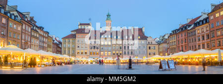 Panorama della piazza della città vecchia a Varsavia presso bella serata estiva Foto Stock