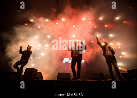 Norvegia, Bergen - Aprile 30, 2018. Il ragazzo inglese band cinque esegue un concerto dal vivo durante la Amiamo il 90's show a Bergenshallen a Bergen. Qui i cantanti (L-R) Ritchie Neville, Sean Conlon e Scott Robinson sono visto dal vivo sul palco. (Photo credit: Gonzales foto - Jarle H. Moe). Foto Stock