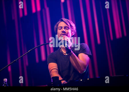 Norvegia, Bergen - Aprile 30, 2018. La American pop band Hanson esegue un concerto dal vivo durante la Amiamo il 90's show a Bergenshallen a Bergen. Qui il cantante e musicista Taylor Hansen è visto dal vivo sul palco. (Photo credit: Gonzales foto - Jarle H. Moe). Foto Stock