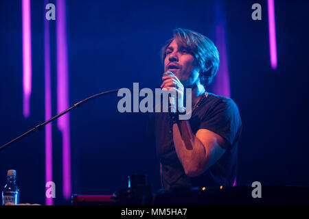 Norvegia, Bergen - Aprile 30, 2018. La American pop band Hanson esegue un concerto dal vivo durante la Amiamo il 90's show a Bergenshallen a Bergen. Qui il cantante e musicista Taylor Hansen è visto dal vivo sul palco. (Photo credit: Gonzales foto - Jarle H. Moe). Foto Stock