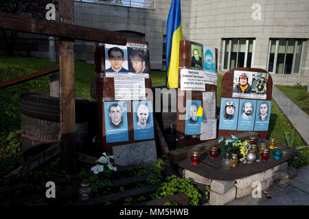 Memoriali di quelli uccisi in 'EuroMaidan 2014', il Maidan (Piazza Indipendenza) rivoluzione a Kiev, Ucraina Foto Stock