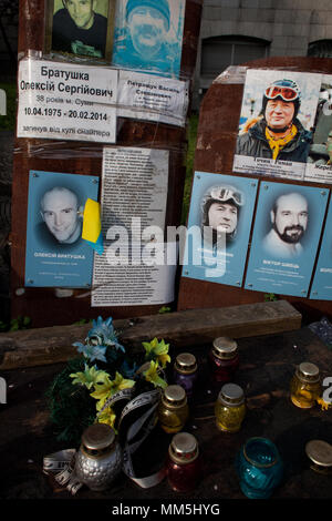 Memoriali di quelli uccisi in 'EuroMaidan 2014', il Maidan (Piazza Indipendenza) rivoluzione a Kiev, Ucraina Foto Stock