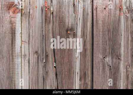 Muro di legno con resti di vernice rossa Foto Stock