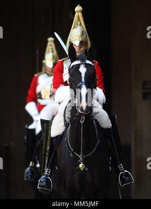 Membro della famiglia Calvario pronto per l'ispezione nella piazza del reggimento durante una possibilità di vedere la famiglia di cavalleria reggimento montato i preparativi per la prossima Royal Wedding a Hyde Park caserma, Londra centrale. Foto Stock
