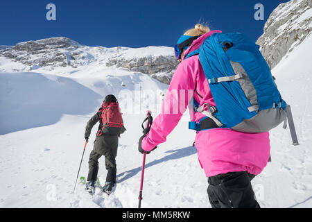 Vista posteriore di sciatori di arrampicata in montagna neve, Baviera, Germania, Europa Foto Stock