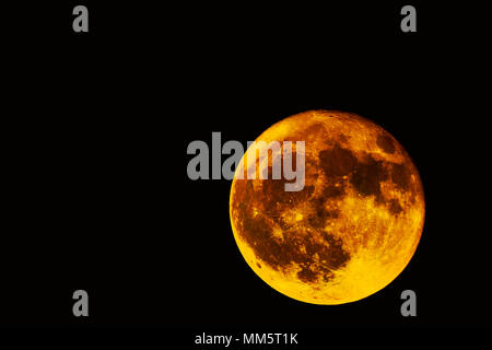 Luna piena nel cielo di notte Foto Stock
