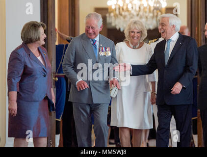 Il Principe di Galles (seconda a sinistra)e la duchessa di Cornovaglia (seconda a destra) un incontro con il presidente della Grecia Prokopios Pavlopoulos (destra) e sua moglie Vlassia moglie Vlassia Pavlopoulou-Peltsemi (sinistra) al Palazzo Presidenziale di Atene, Grecia, come parte della loro visita al paese. Foto Stock
