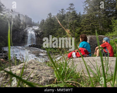 Gli escursionisti ammirando vista panoramica delle cascate del Gave de Gaube river, Francia Foto Stock