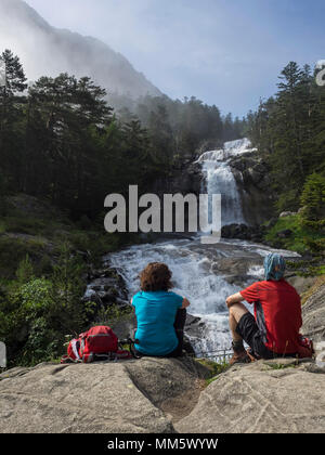 Gli escursionisti ammirando vista panoramica delle cascate del Gave de Gaube river, Francia Foto Stock