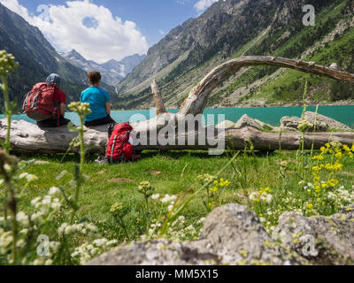 Gli escursionisti ammirando vista panoramica della montagna e lago di Gaube, Cauterets, Francia Foto Stock