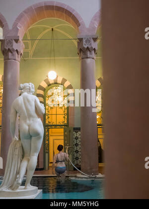 La donna la scalata al di fuori della piscina di Palais-Thermal di Bad Wildbad, Baden-Württemberg, Germania Foto Stock