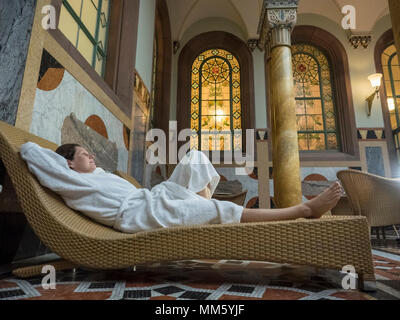 Donna rilassante in una spa salute di Palais-Thermal di Bad Wildbad, Baden-Württemberg, Germania Foto Stock