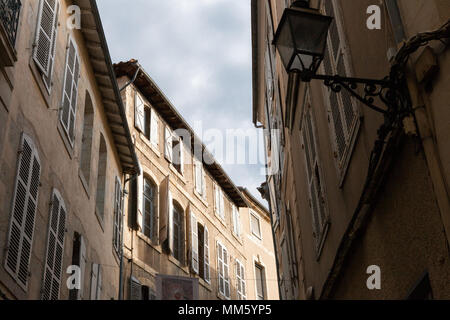 Basso angolo vista di una strada, in Auch, Gers, a sud-ovest della Francia Foto Stock