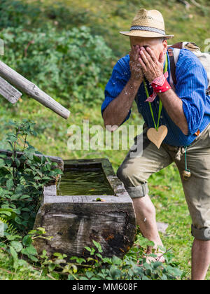 Senior uomo faccia di lavaggio nel mezzo della Foresta Nera Baden-Württemberg, Germania Foto Stock