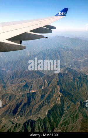 Wingtip / punta ala / aletta di Scandinavian Airlines / SAS jet del passeggero, 30 minuti dall'Aeroporto Internazionale Capital di Pechino, Cina Foto Stock