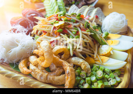 Famoso cibo tailandese, papaya , insalata piccante di cibo tailandese . Foto Stock