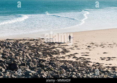 L'uomo surf, St Ives, Cornwall in inverno Foto Stock