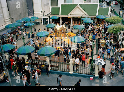 Il Santuario di Erawan in Sukhumvit di Bangkok in Thailandia nel sud-est asiatico in Estremo Oriente. Viaggiare Foto Stock