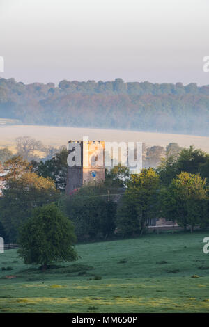 St Marys Chiesa Upper Heyford in primavera a sunrise. Upper Heyford, Oxfordshire, Inghilterra Foto Stock