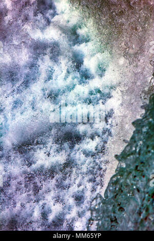 Le acque del caos. Seething, fluido bollente, espansione, gli spruzzi di acqua della cascata Foto Stock