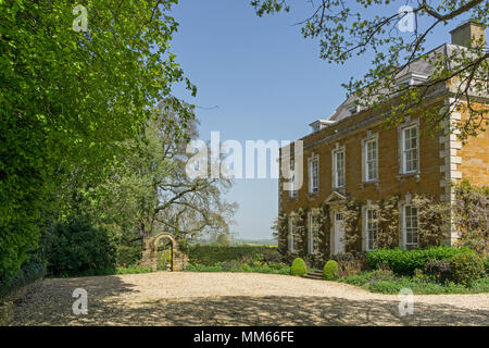 La vecchia canonica nel villaggio di Lamport, Northamptonshire, Regno Unito; un bel palazzo georgiano e casa d'infanzia dell'autore Denys Watkins-Pitchford Foto Stock