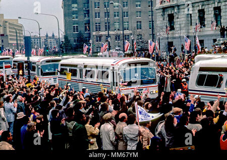 Washington DC, Stati Uniti d'America, 27 gennaio 1981 gli autobus che trasportano il 52 americani che sono stati tenuti in ostaggio dagli Iraniani per 444 giorni sono accolti a casa da una folla enorme sventolare simbolico nastri giallo lungo Pennsylvania Avenue alla libertà Plaza Foto Stock