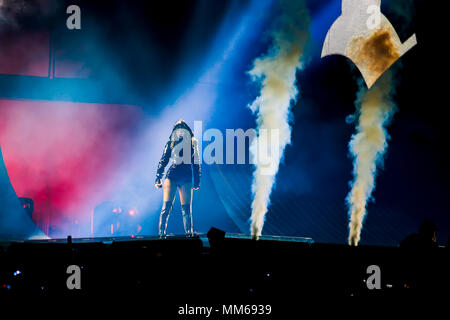 Taylor Swift durante lo spettacolo di apertura per la sua reputazione Tour presso la University of Phoenix Stadium di Glendale, Arizona. Foto Stock