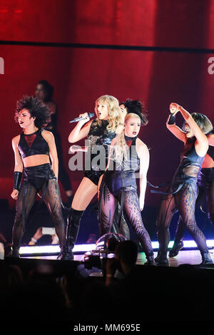 Taylor Swift durante lo spettacolo di apertura per la sua reputazione Tour presso la University of Phoenix Stadium di Glendale, Arizona. Foto Stock