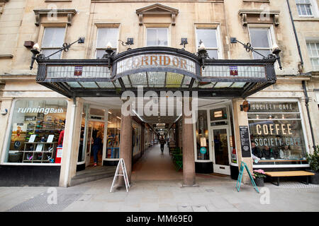 Il corridoio shopping arcade Bath England Regno Unito. Si tratta di uno dei mondi più presto portici retail Foto Stock