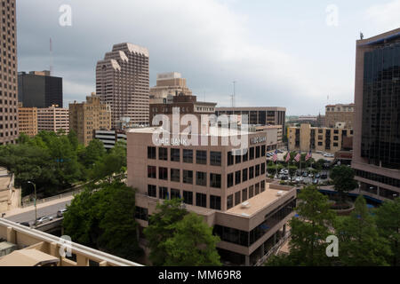 San Antonio, Texas - 18 Aprile 2018: skyline della città durante le ore diurne il colpo da una posizione elevata. Foto Stock