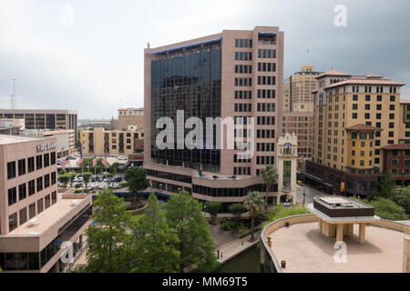 San Antonio, Texas - 18 Aprile 2018: skyline della città durante le ore diurne il colpo da una posizione elevata. Foto Stock