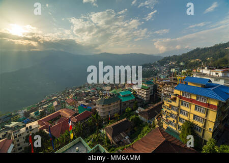 Bella vista aerea della città di Gangtok, capitale del Sikkim stato, India del Nord. Foto Stock