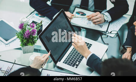 Business di successo di squadra sul posto di lavoro per discutere il marketi Foto Stock