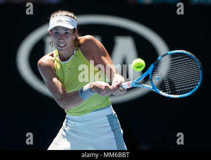 Lo spagnolo giocatore di tennis Garbine Muguruza giocando scritto shot in Australian Open 2018 Torneo di Tennis, Melbourne Park, Melbourne, Victoria, Australia Foto Stock