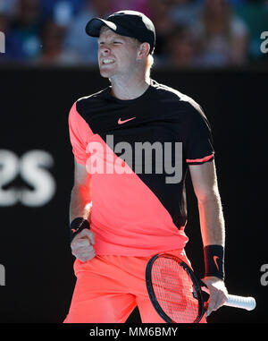 British giocatore di tennis Kyle Edmund rendendo un pugno e rasserenanti durante uomini singoli match in Australian Open 2018 Torneo di Tennis, Melbourne Park, Mel Foto Stock