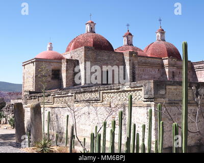 Chiesa di San Pedro in Mitla città importante sito archeologico di zapoteco sulla cultura dello Stato di Oaxaca in Messico paesaggi con cielo blu chiaro in guerra 2018 Foto Stock