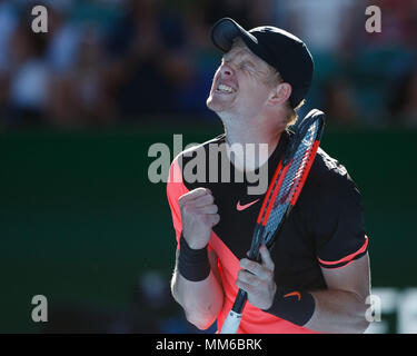 British giocatore di tennis Kyle Edmund rendendo un pugno e rasserenanti durante uomini singoli match in Australian Open 2018 Torneo di Tennis, Melbourne Park, Mel Foto Stock