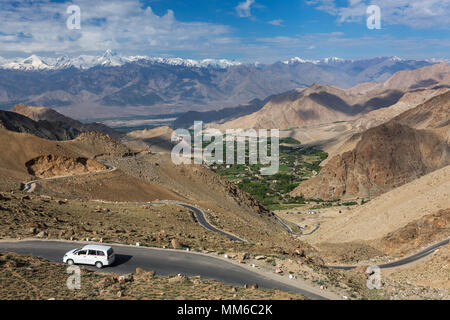 Khardung la Pass sulla strada tra Leh e Valle di Nubra in Ladakh, India Foto Stock