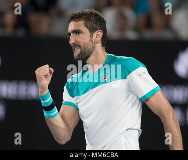 Il croato giocatore di tennis Marin CILIC rendendo un pugno e rasserenanti durante uomini singoli match in Australian Open 2018 Torneo di Tennis, Melbourne Park, M Foto Stock