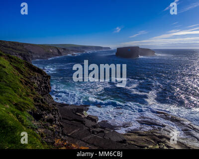 Bella irlandese sulla costa occidentale dell'Oceano Atlantico a scogliere di Kilkee Foto Stock
