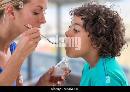 Trattamento della tosse bambino Foto Stock