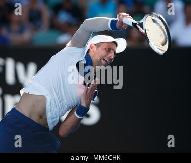 Tennista serbo Novak Djokovic giocando service shot in Australian Open 2018 Torneo di Tennis, Melbourne Park, Melbourne, Victoria, Australia. Foto Stock