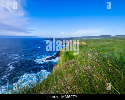 Bella irlandese sulla costa occidentale dell'Oceano Atlantico a scogliere di Kilkee Foto Stock