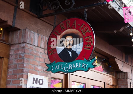 San Antonio, Texas - 18 Aprile 2018: Mi Tierra Cafe e il panificio si trova nel centro cittadino di San Antonio Texas. Foto Stock