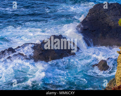 Wild Oceano Atlantico - Vista aerea da scogliere di Kilkee in Irlanda Foto Stock