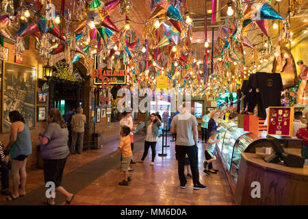 San Antonio, Texas - 18 Aprile 2018: Mi Tierra Cafe e il panificio si trova nel centro cittadino di San Antonio Texas. Foto Stock